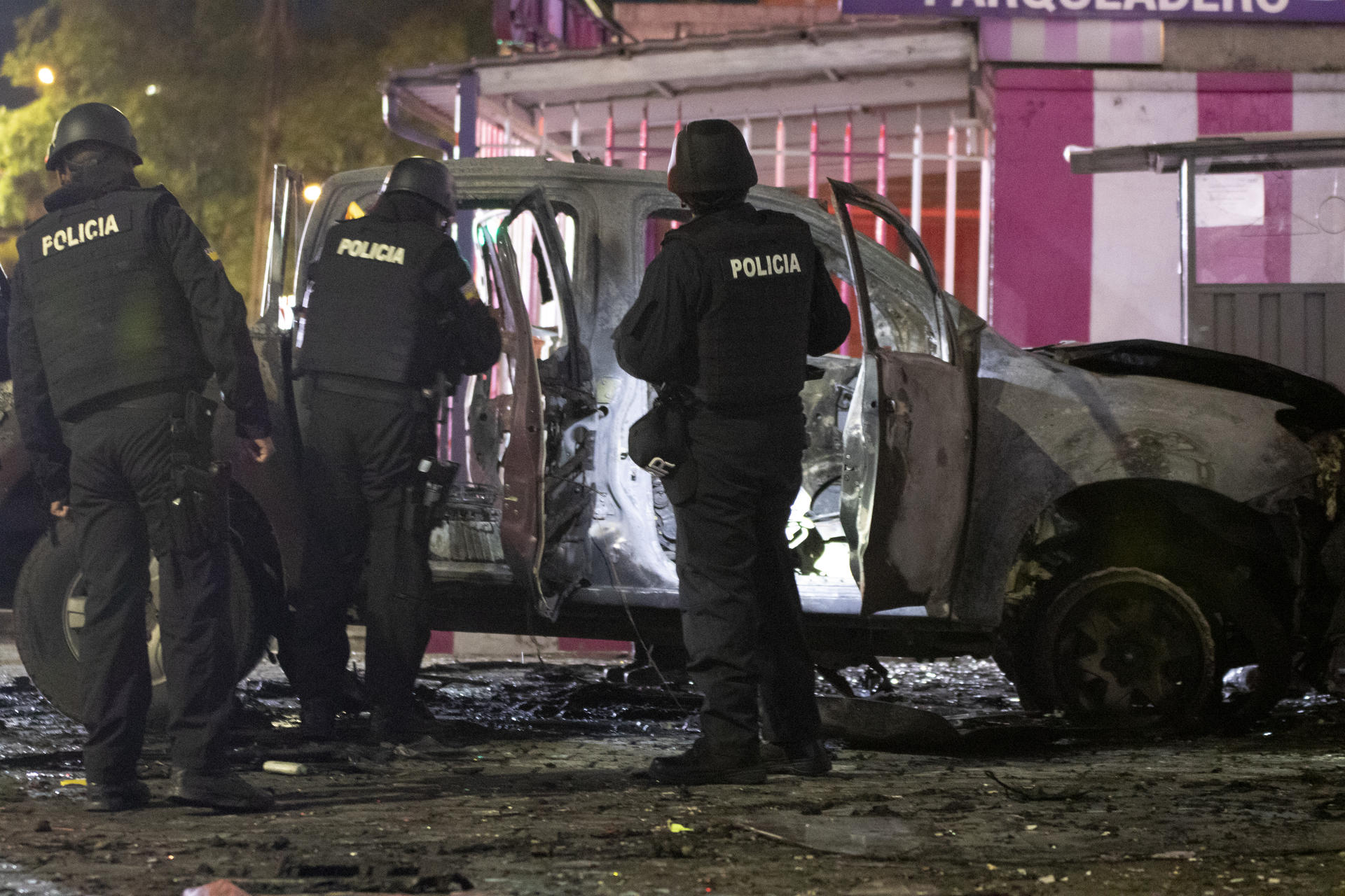 Policías investigan los restos de un carro bomba que explotó en la madrugada en Quito