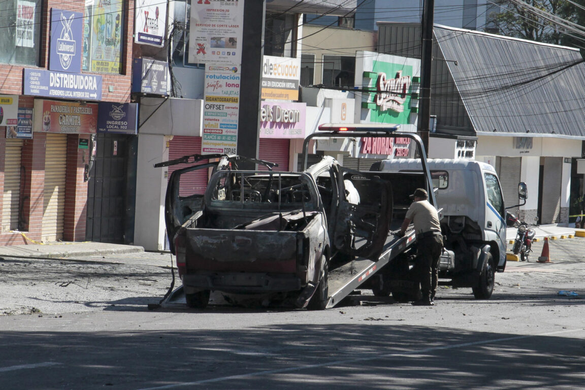 Los restos de un carro bomba que explotó en la madrugada en Quito