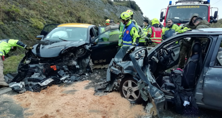 Colisión entre taxi y vehículo particular deja a 2 personas con lesiones graves en Quellón
