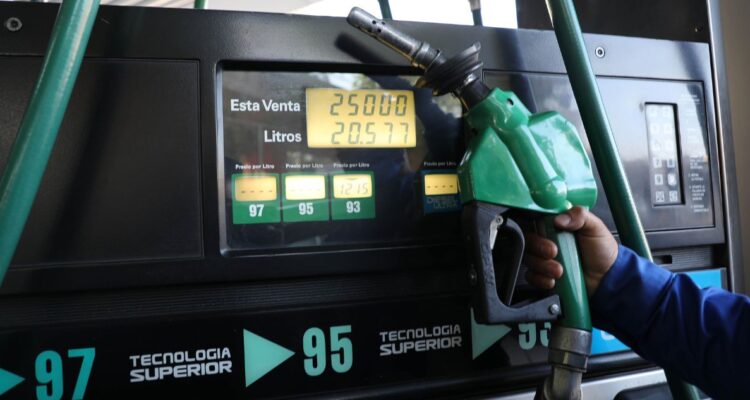 Expertos advierten que seguirán alzas en precios de combustibles durante agosto