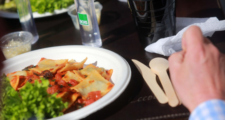 INE reporta nueva caída del comercio y la industria en Chile: sólo los servicios anotaron número azul