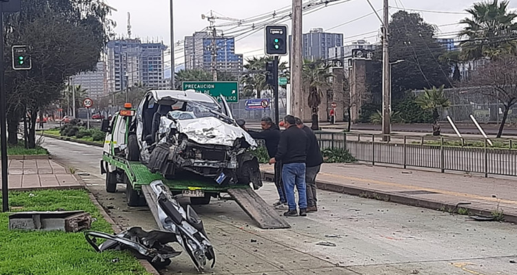 Conductor de vehículo muere tras chocar con poste de luz en Cerrillos
