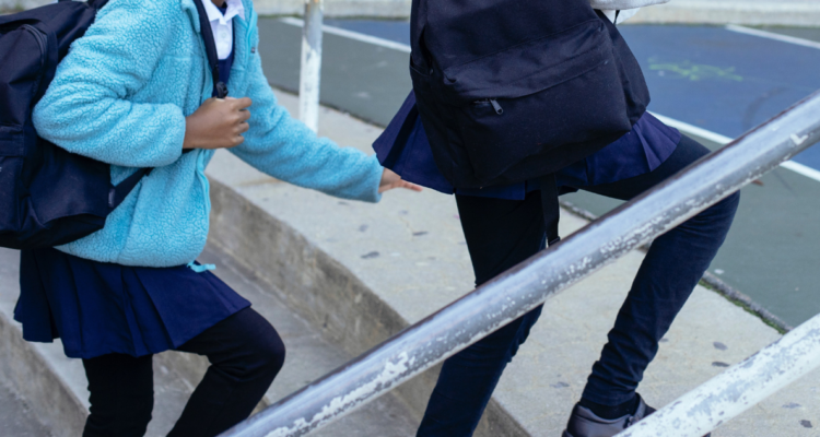 Adolescente de 13 años es golpeada y asaltada por cinco estudiantes en pleno centro de Osorno