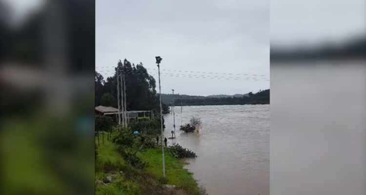 Piden evacuar dos sectores de Santo Domingo por amenaza de desborde del río Rapel