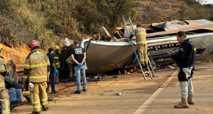 Tragedia en Brasil tras el volcamiento de un bus con hinchas de Corinthians.