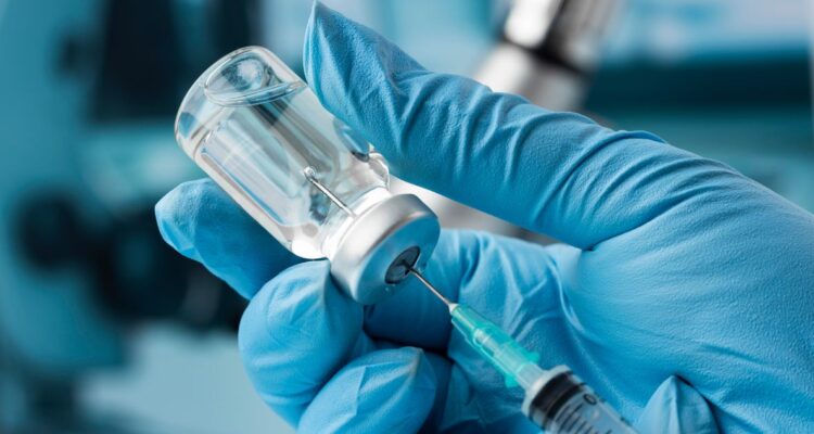 Madre de niño que necesita millonario medicamento inicia huelga y logra reunión con ministra de Salud