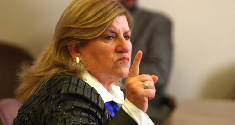 “Bajeza infinita”: critican a Naveillan por tildar de “leyenda urbana” violencia sexual en dictadura