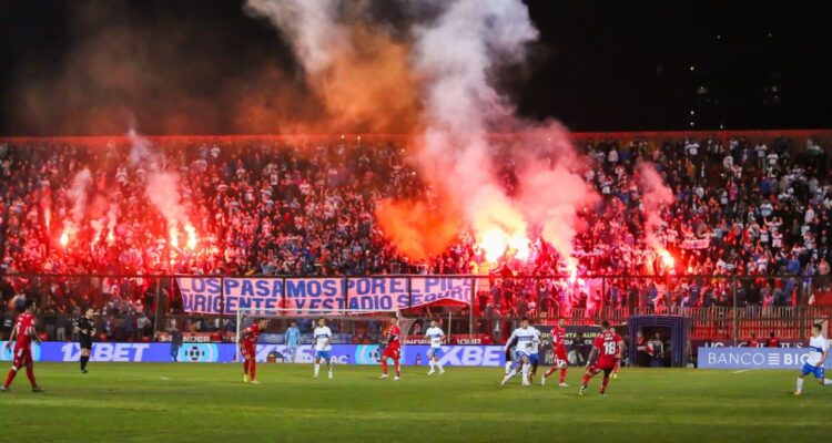 Cruzados confirma derecho de admisión a barras tras bengalazo en el Santa Laura