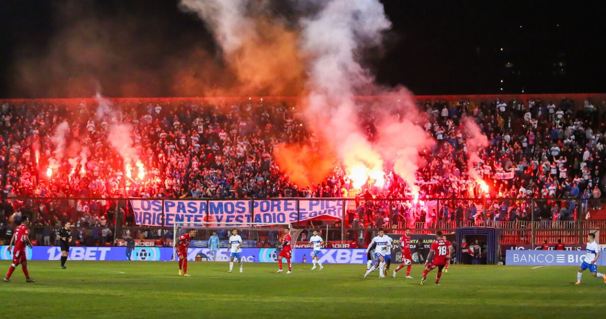Cruzados confirma derecho de admisión a barras tras bengalazo en el Santa Laura
