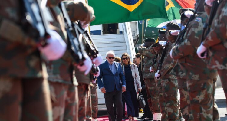 Lula da Silva llegando a Sudáfrica