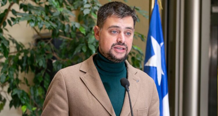 Manouchehri acusa que oposición “quiere hacerle perro muerto a Chile” y pide “terminar con el show”