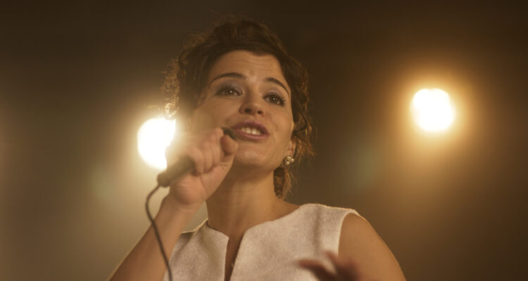 Daniela Benítez como Cecilia