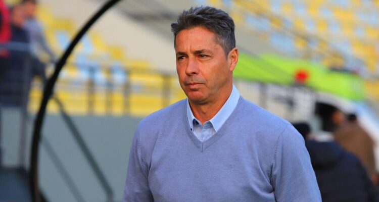 Héctor Almandoz dejó de ser el técnico de Deportes Copiapó.
