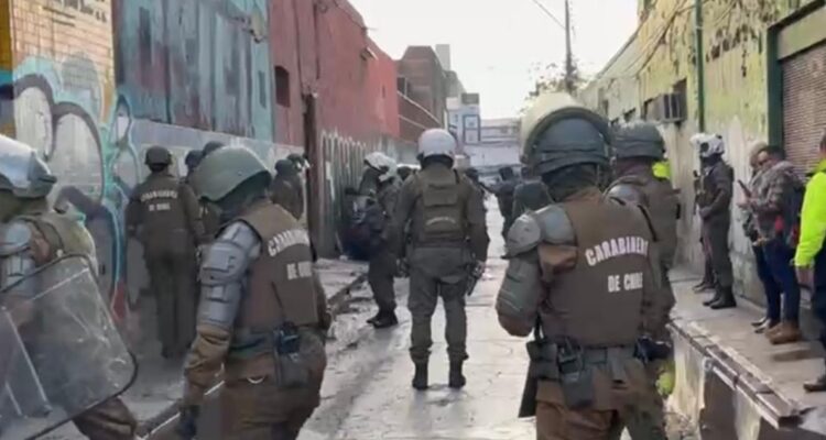 Desalojan expanadería tomada en Santiago: vivían 60 familias y había tráfico de drogas