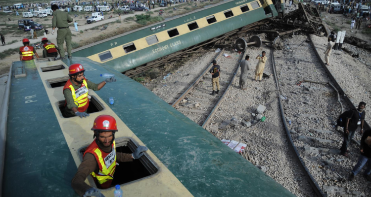 muertos descarrilamiento tren Pakistán
