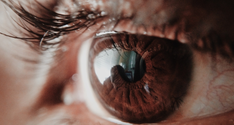 ¿Qué son los destellos de luz que provienen dentro del ojo?
