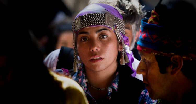 Detienen a destacada machi Huichalaf en Francia tras aviso de peligro hecho por la PDI