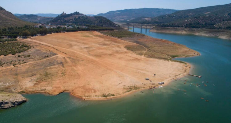 Foto de una playa explotada por los humanos. Este miércoles se conmemoró el día de la sobrecapacidad de la tierra.
