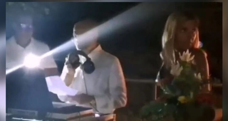 Un banquero italiano expuso a su pareja y la acusó de infidelidad en un discurso ante más de 100 personas