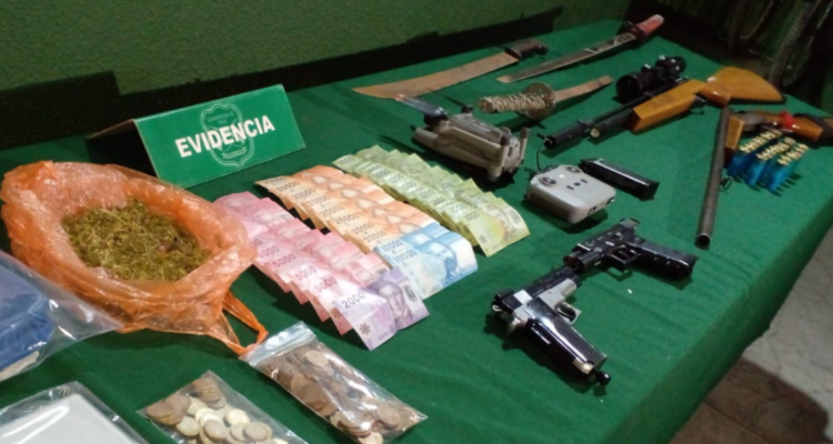 Disparos a carabineros terminan con 2 detenidos en Recoleta e incautación de sables, escopetas y dron