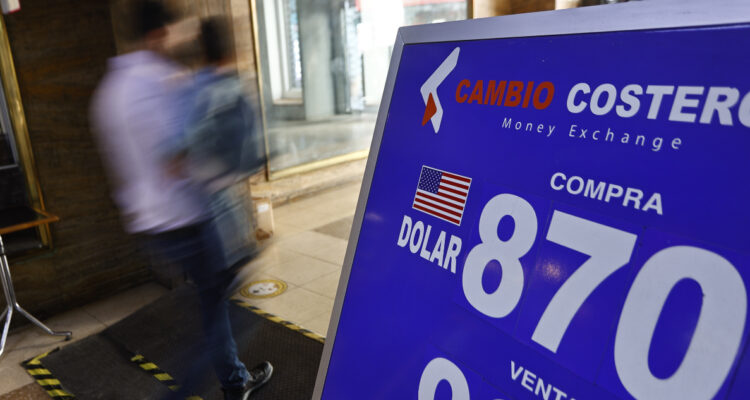 El dólar se acercó a los $870 en su apertura luego que el mercado conociera las actas de la Fed