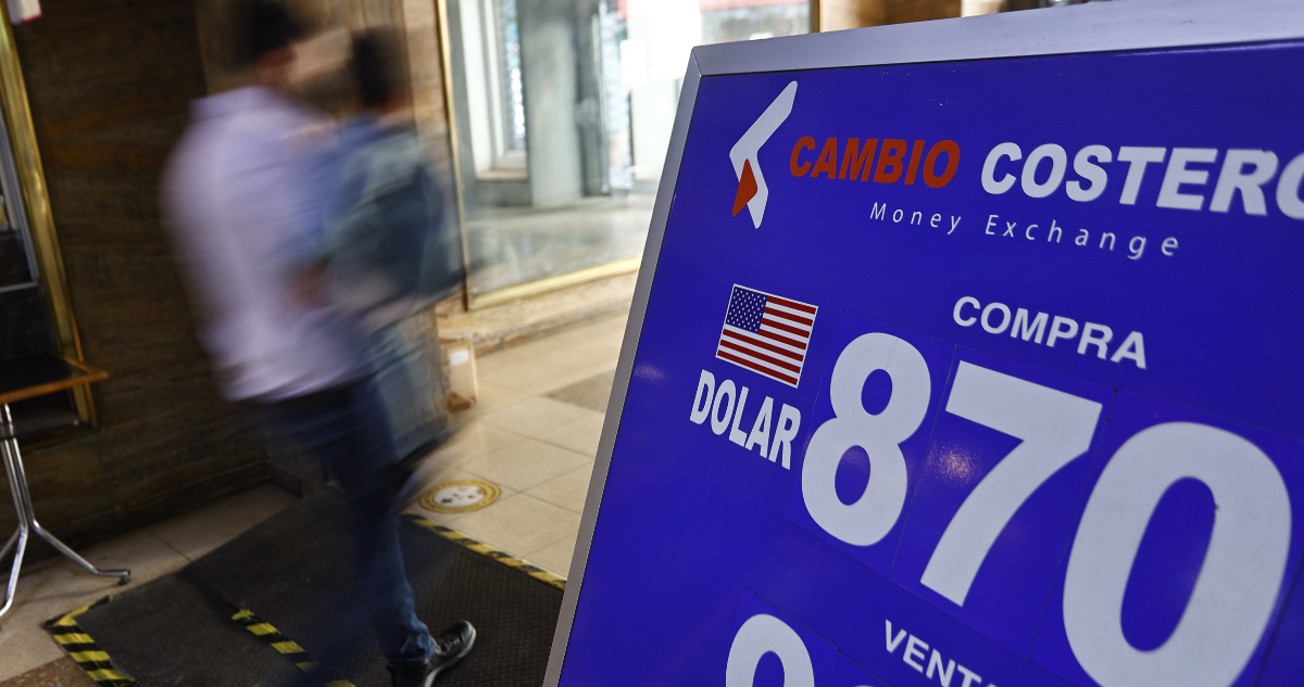 El dólar se acercó a los $870 en su apertura luego que el mercado conociera las actas de la Fed
