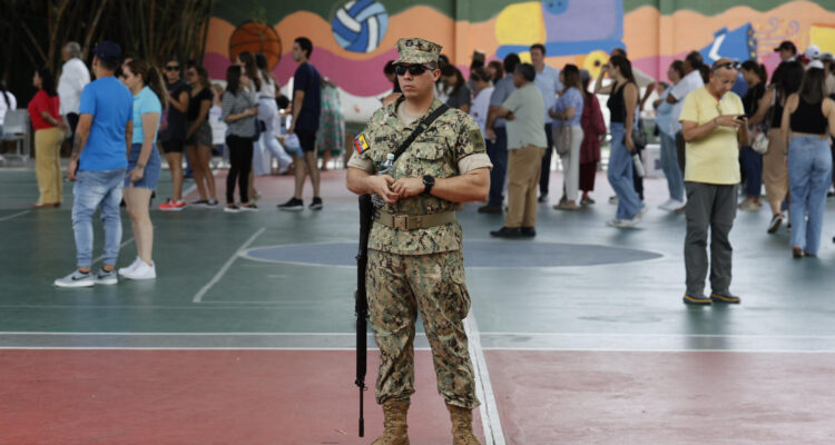 Militares custodian los centros de votación en Ecuador