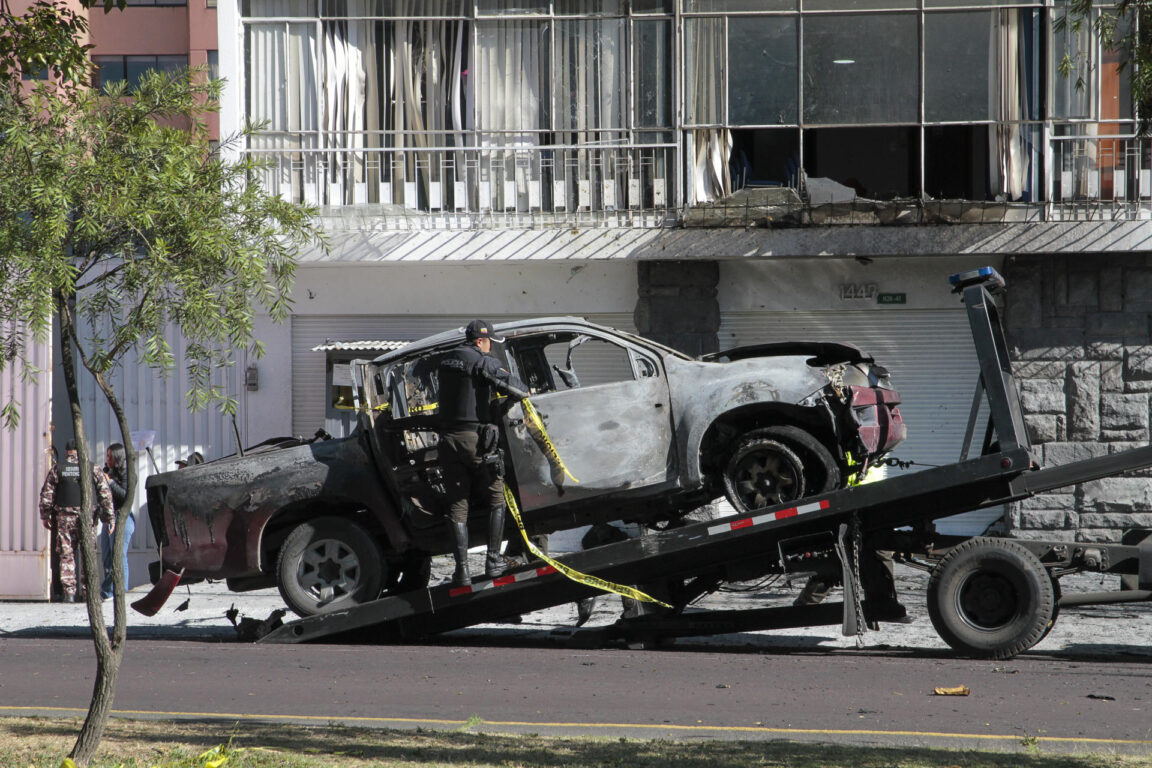 Policías investigan los restos de un carro bomba que explotó en la madrugada en Quito 