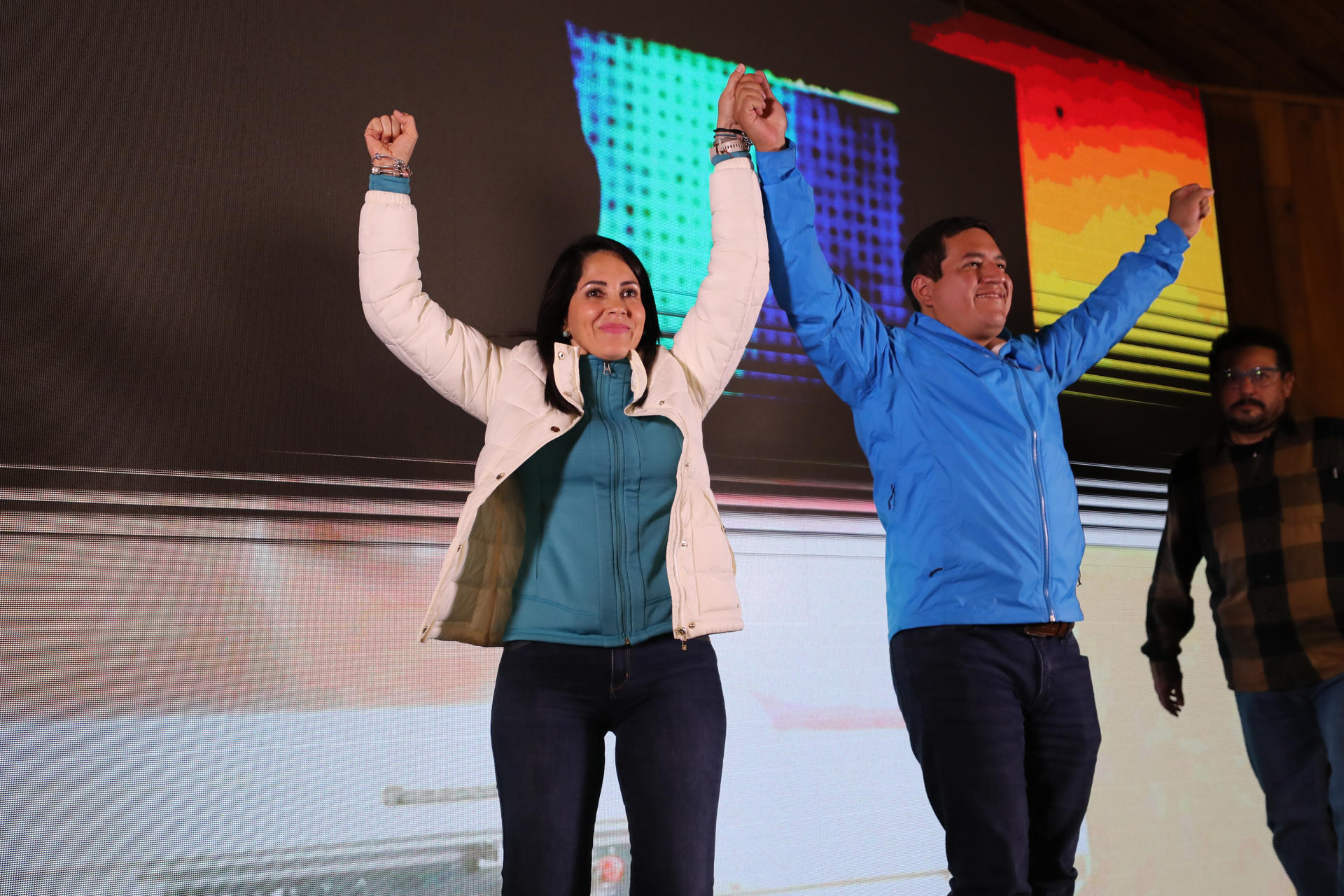 La candidata a la presidencia de Ecuador, Luisa González, acompañada de su fórmula vicepresidencial Andrés Arauz
