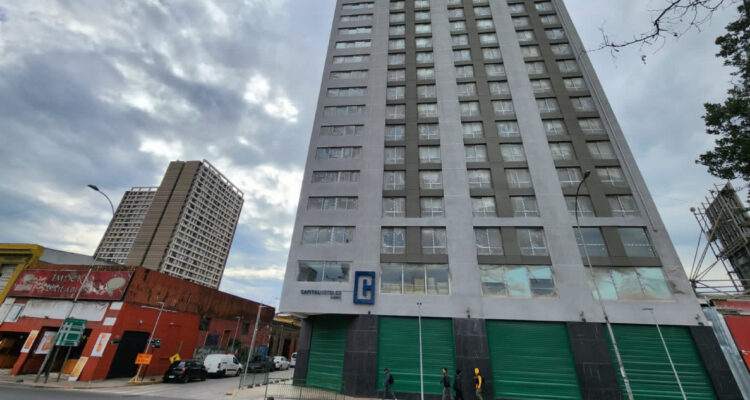 Vecinos de Estación Central preocupados por alza de delincuencia en cercanías de edificios vacíos