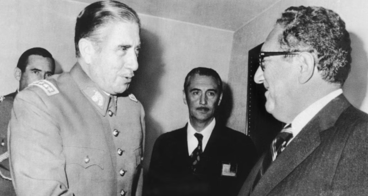 Pinochet recibe a Kissinger en Santiago en 1976
