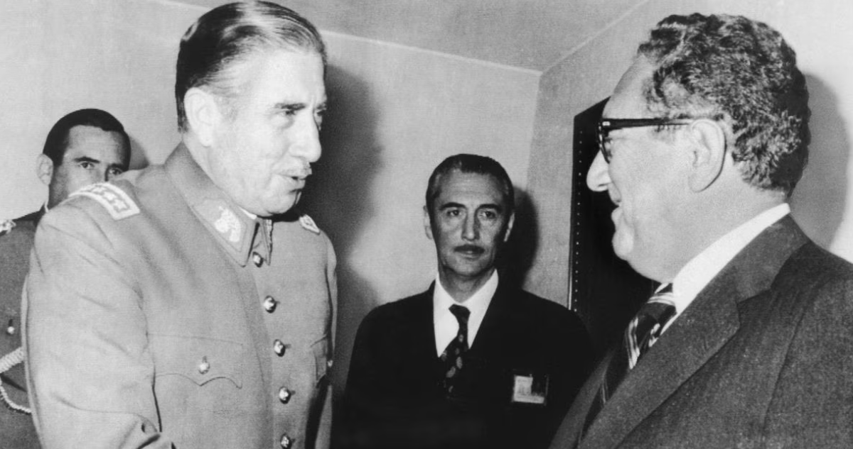 Pinochet recibe a Kissinger en Santiago en 1976