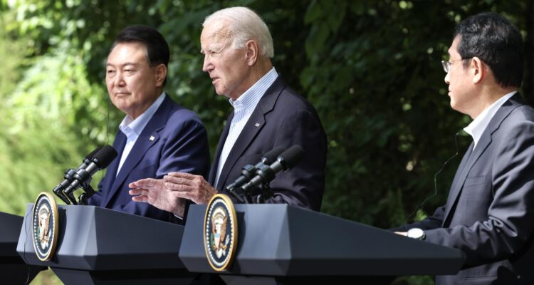Joe Biden (centro) flanqueado por Yoon Suk Yeol (izquierda) y Fumio Kishida (derecha)
