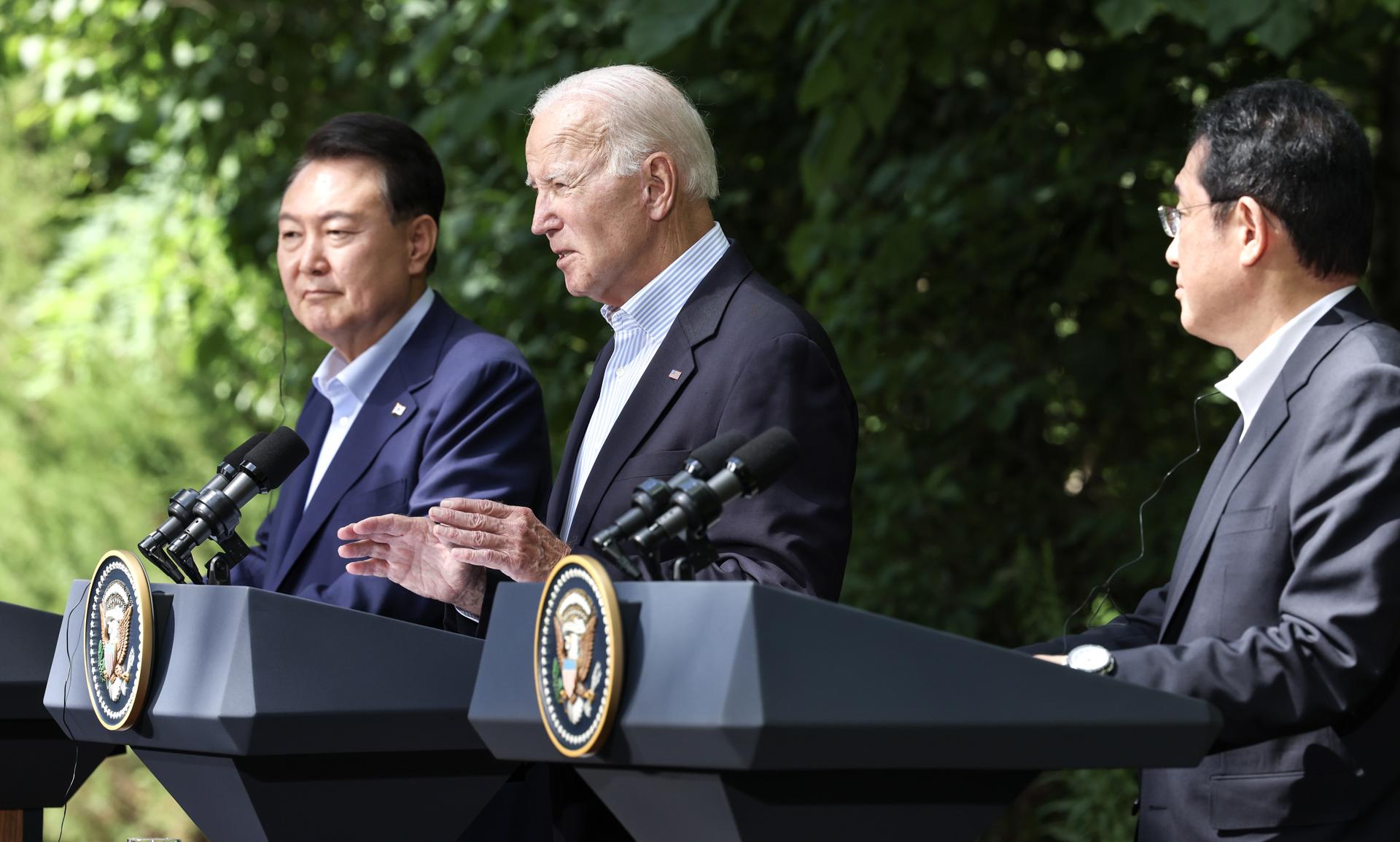 Joe Biden (centro) flanqueado por Yoon Suk Yeol (izquierda) y Fumio Kishida (derecha)