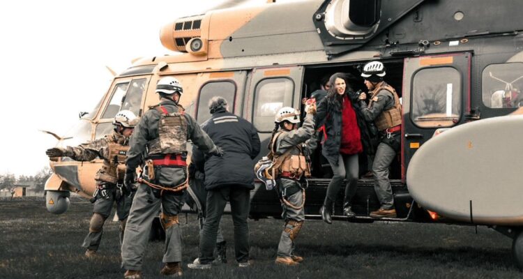 Critican “baja presencia” militar en catástrofe y Defensa dice que hay más de 600 efectivos ayudando