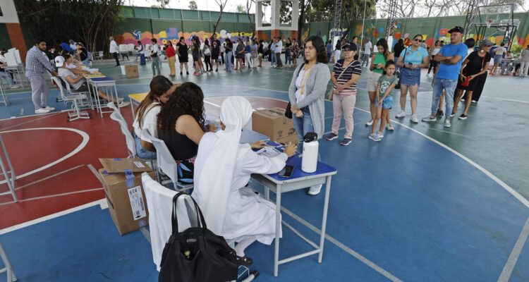 Ciudadanos acuden a votar en Guayaquil, Ecuador