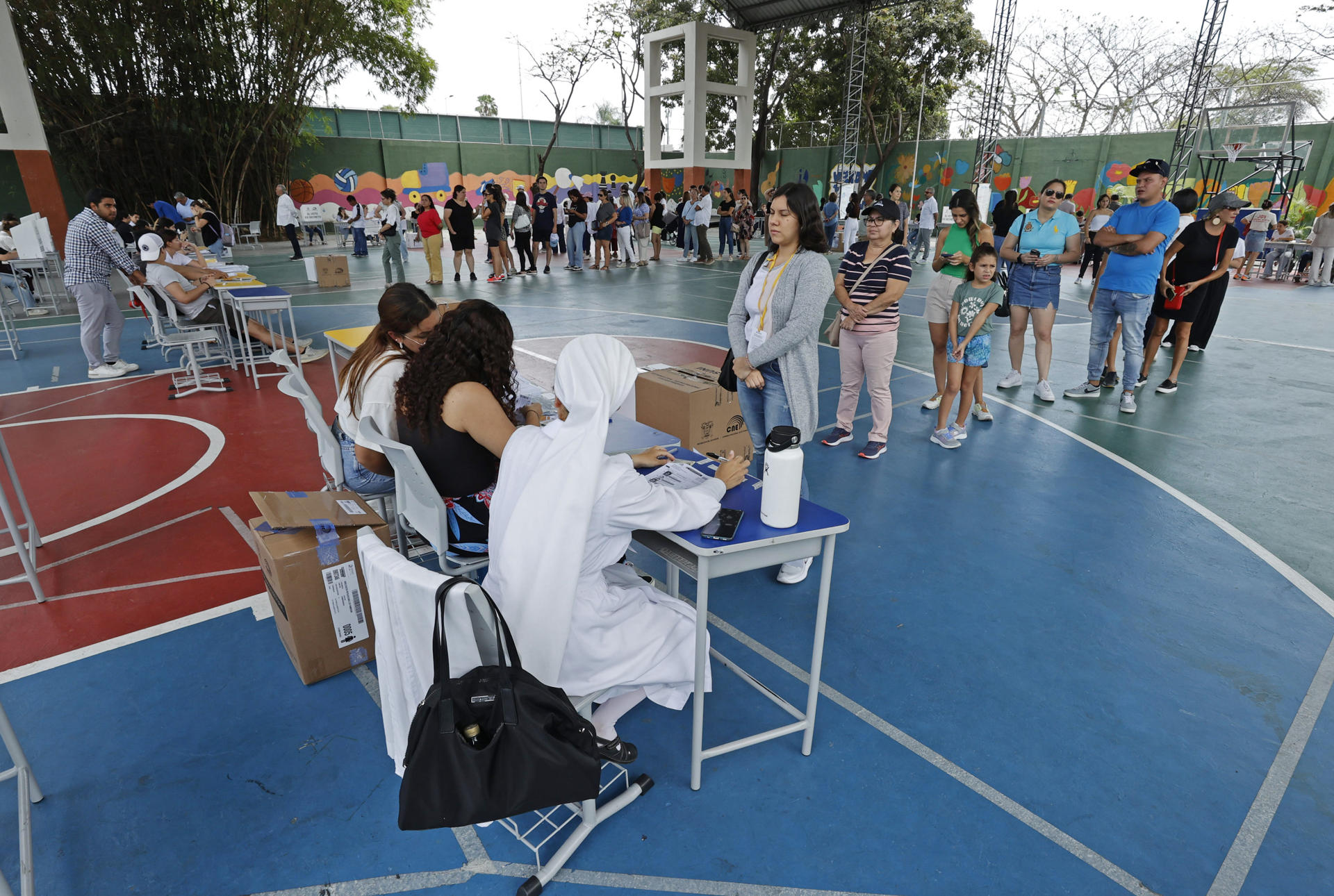 Ciudadanos acuden a votar en Guayaquil, Ecuador