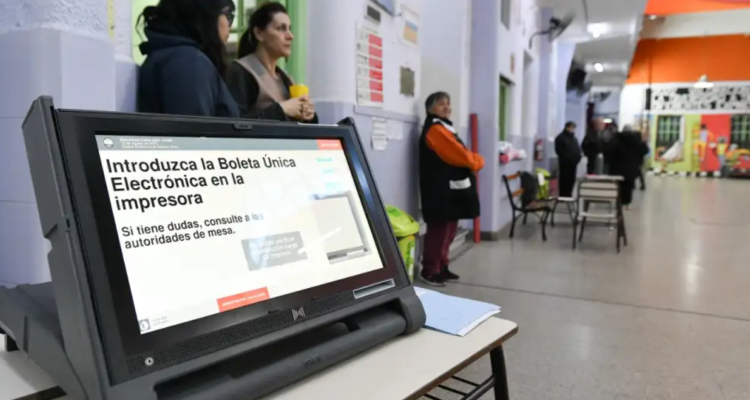 Elecciones en Argentina sistema electrónico presenta fallas y evalúan extender horario de votación