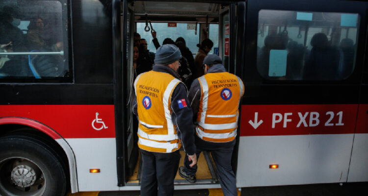Voy Santiago desmiente acusación que realizó un chofer de bus RED por fiscalización de transportes