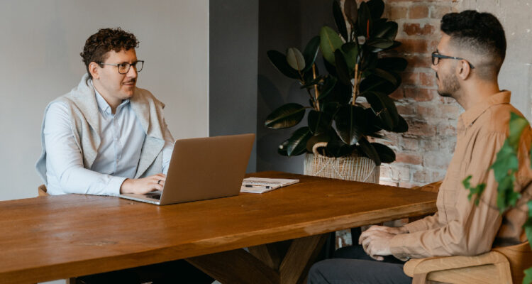 Una entrevista laboral entre dos hombres