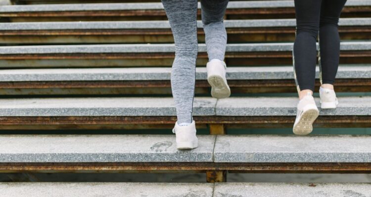 Alumna resbaló por escalera e instituto deberá indemnizarla con casi $10 millones