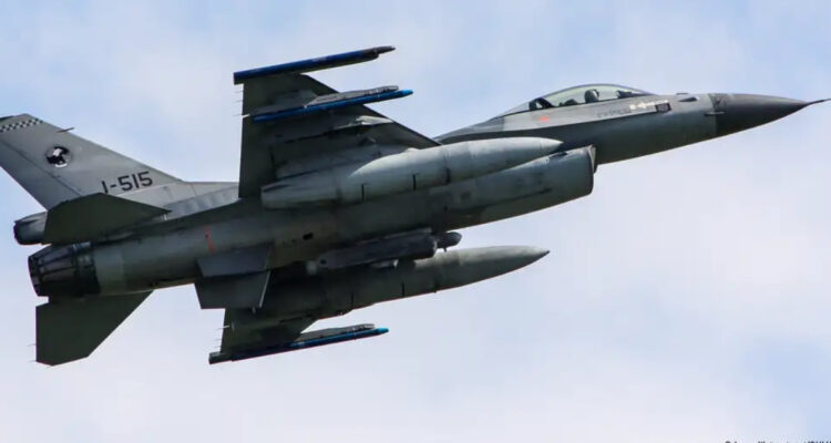 Estados Unidos finalmente autoriza el envío de aviones F-16 a Ucrania