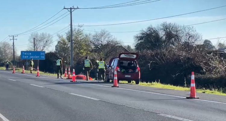 Carabineros trabajando en el lugar del accidente