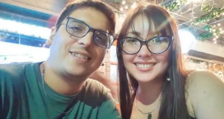 Cristian Zarza, hijo de Jorge “Koki” Zarza (izquierda) y su pareja Cecilia Vida Manzano (derecha)