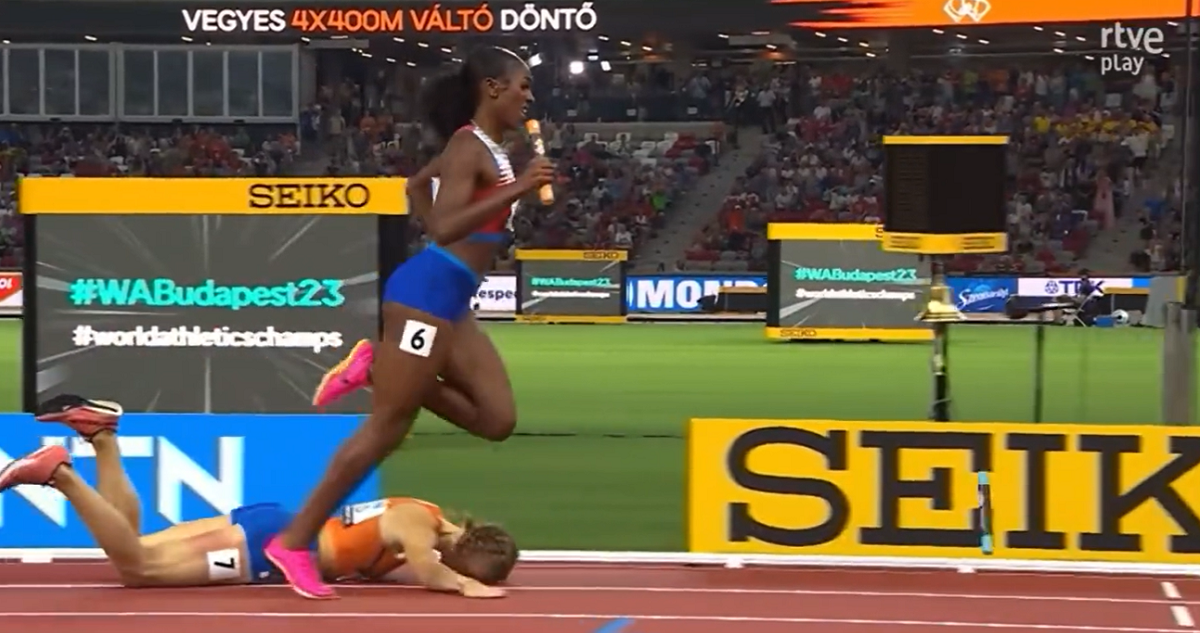Femke Bol sufrió impactante caída en Mundial de Atletismo.