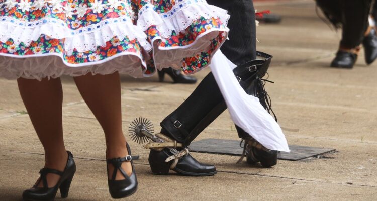 Cuándo son las Fiestas Patrias 2023 y se celebra el 18 y 19 de septiembre con feriados irrenunciables y cuántos fines de semana largo quedan en Chile.