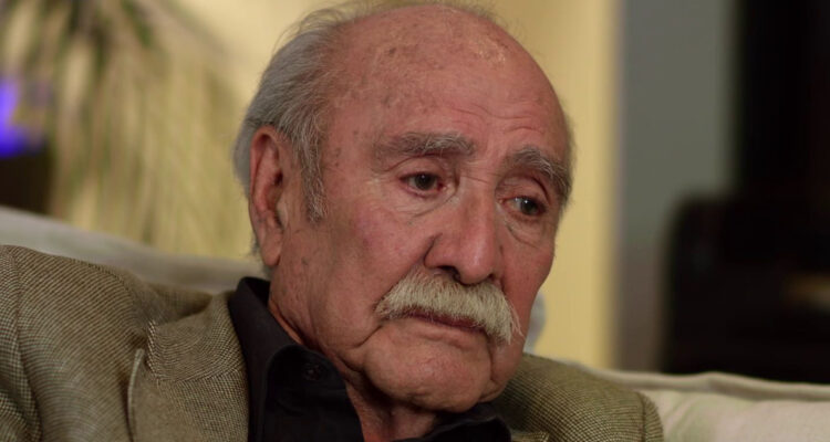 El actor Fernando Farías al borde del llanto, recordando las torturas que sufrió al ser arrestado en dictadura.