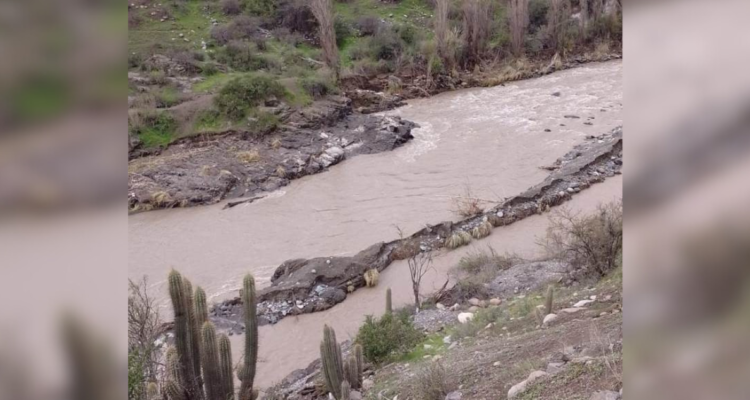 Amenaza de desborde del río Rapel obliga a evacuar dos sectores en Santo Domingo