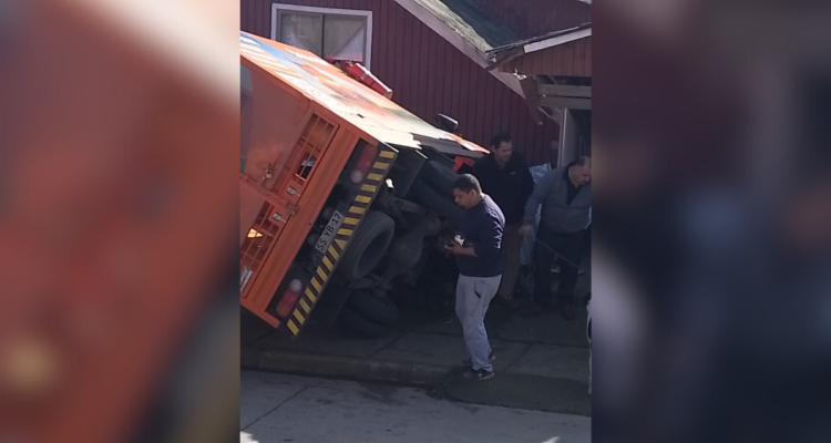 Camión con cilindros de gas termina incrustado en una vivienda en Penco: quedó semivolcado