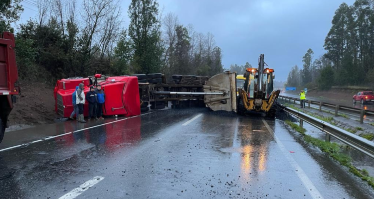 Camión con carga vuelca en Ruta 5 Sur a la altura de Gorbea y queda atravesado en la carretera